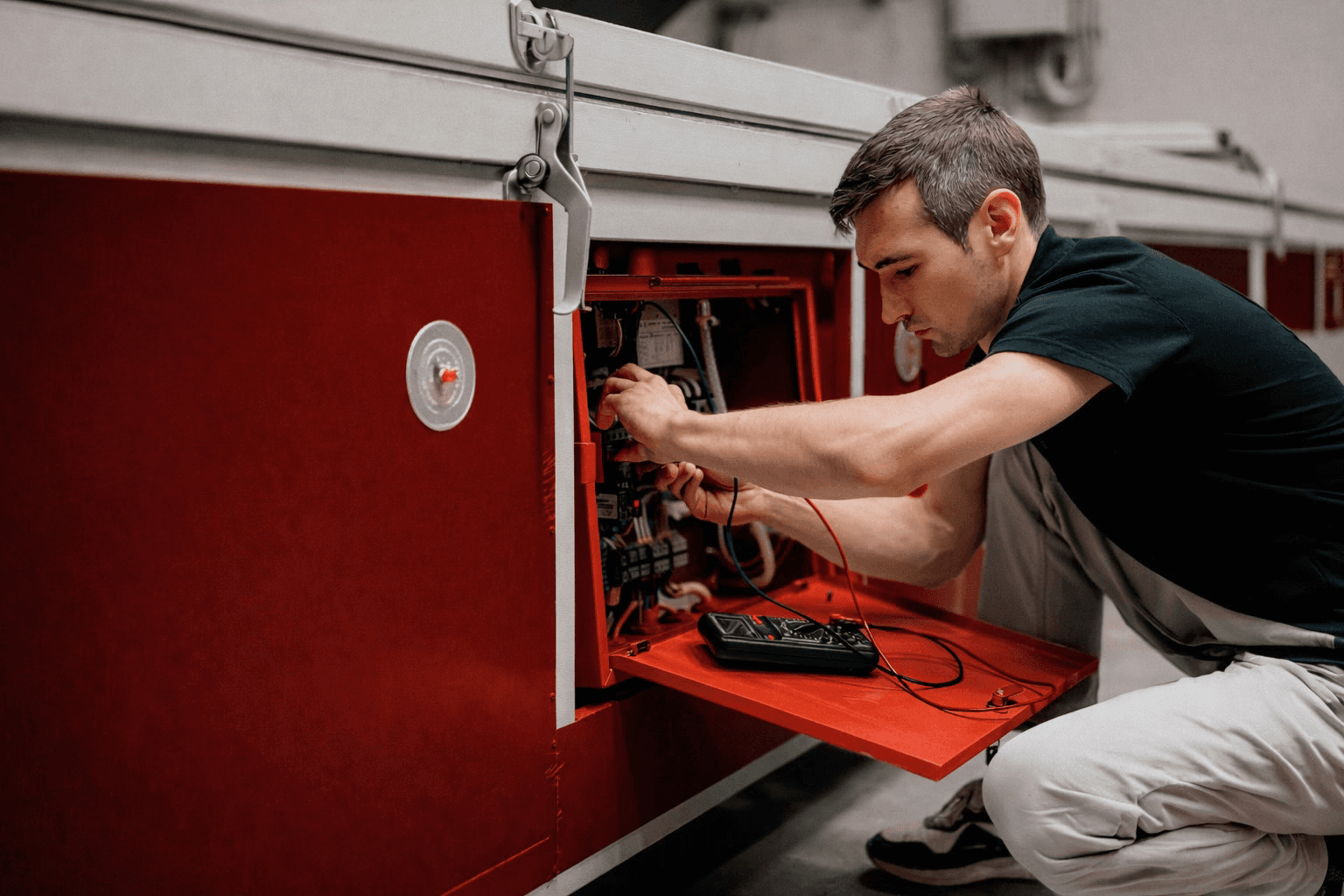 Elektrikář při práci